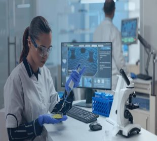 A lady Making use of Artificial Intelligence in a lab