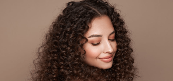 A model with a curly hair