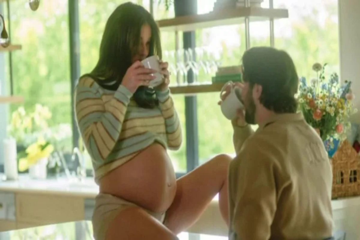 Josh Allen and Hailee Steinfeld showing off her baby bump