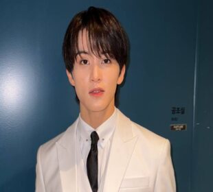 Mark Lee in an event