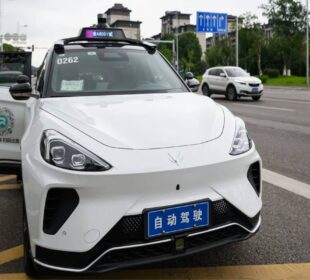 A Robotaxi malfunction stalled on the road