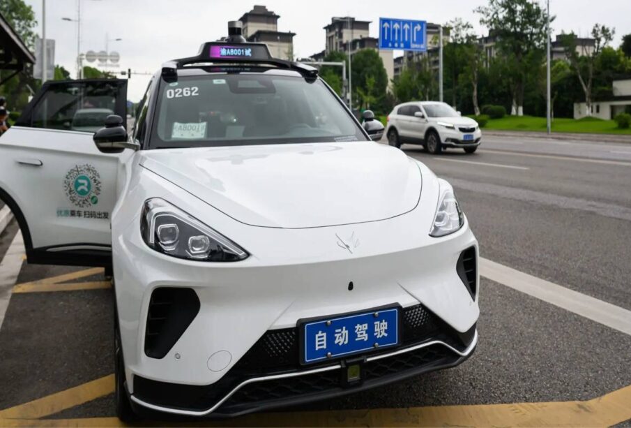 A Robotaxi malfunction stalled on the road