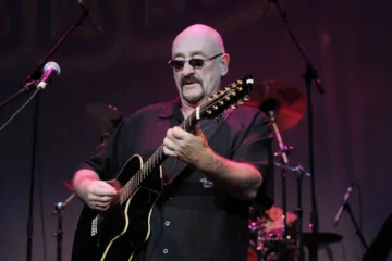 Dave Mason performing