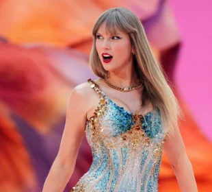 Taylor Swift on stage perfoming
