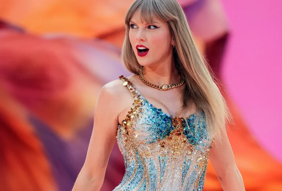 Taylor Swift on stage perfoming